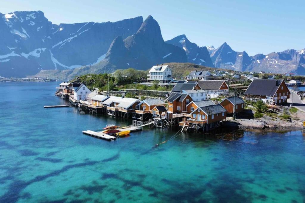 Reine Front View - Mountain & Seaview Villa Bagian luar foto
