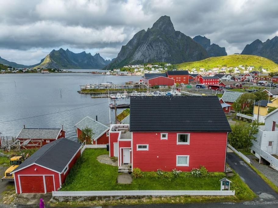 Reine Front View - Mountain & Seaview Villa Bagian luar foto