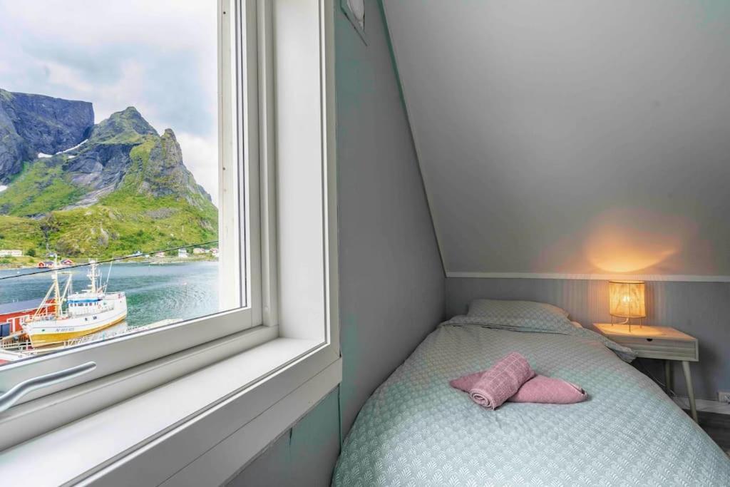 Reine Front View - Mountain & Seaview Villa Bagian luar foto