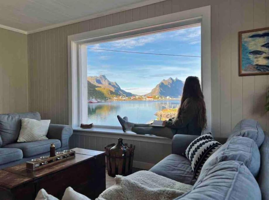 Reine Front View - Mountain & Seaview Villa Bagian luar foto