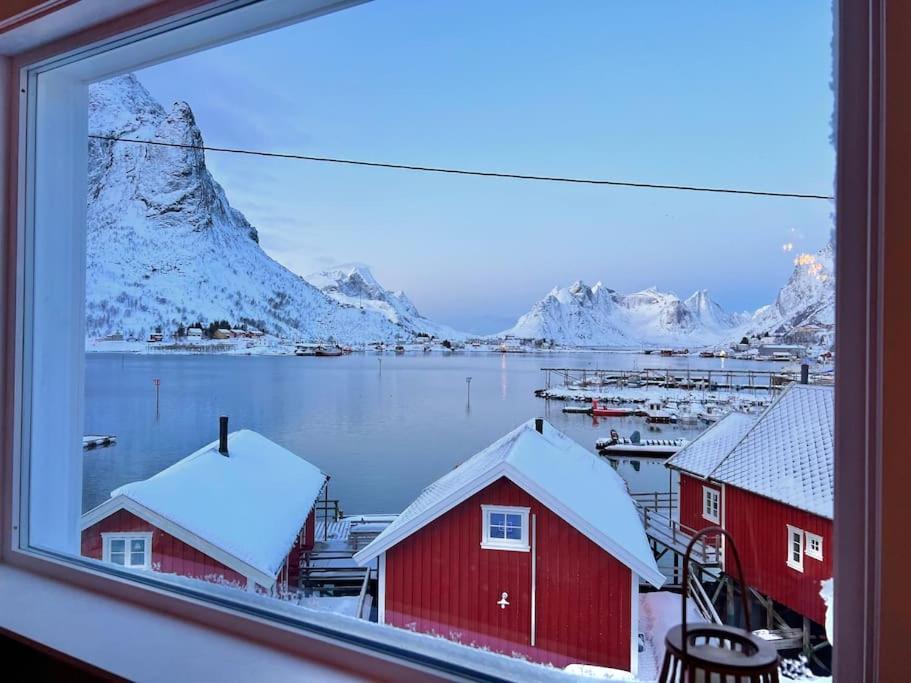 Reine Front View - Mountain & Seaview Villa Bagian luar foto