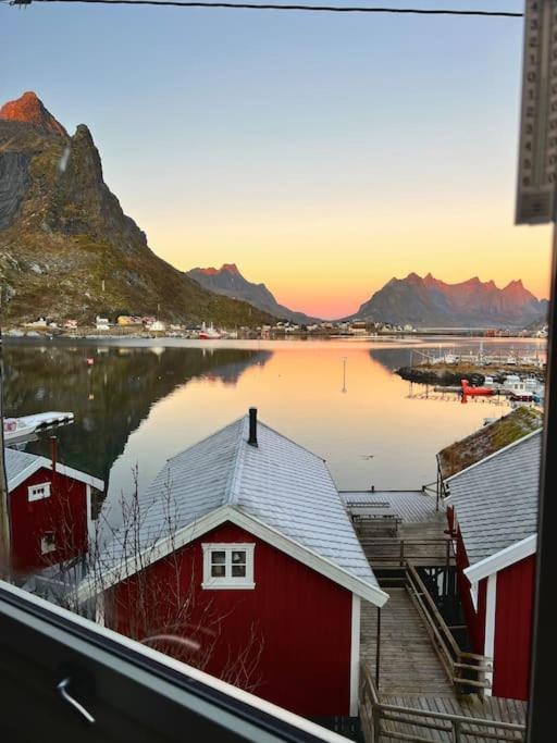 Reine Front View - Mountain & Seaview Villa Bagian luar foto