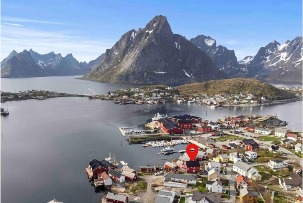 Reine Front View - Mountain & Seaview Villa Bagian luar foto
