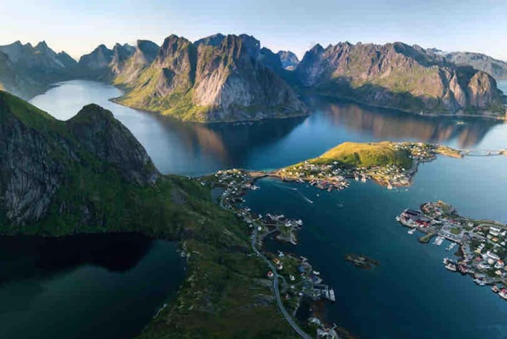 Reine Front View - Mountain & Seaview Villa Bagian luar foto