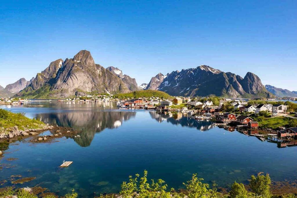 Reine Front View - Mountain & Seaview Villa Bagian luar foto