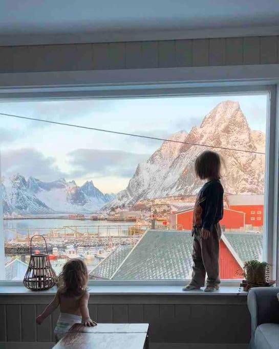 Reine Front View - Mountain & Seaview Villa Bagian luar foto