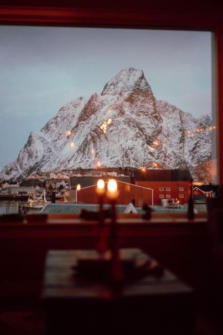 Reine Front View - Mountain & Seaview Villa Bagian luar foto