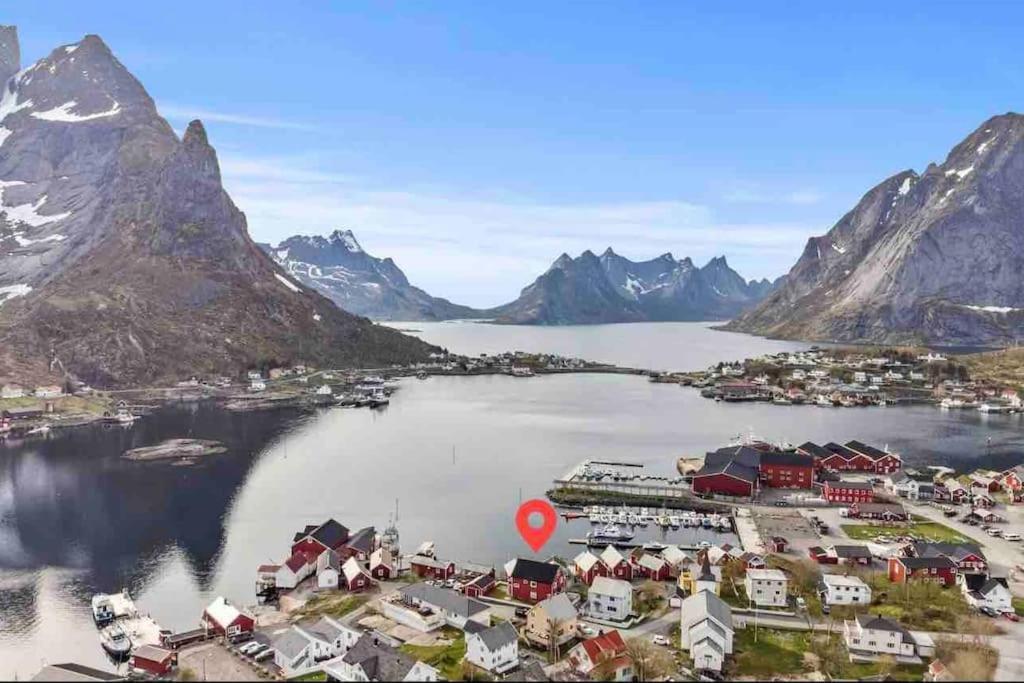 Reine Front View - Mountain & Seaview Villa Bagian luar foto