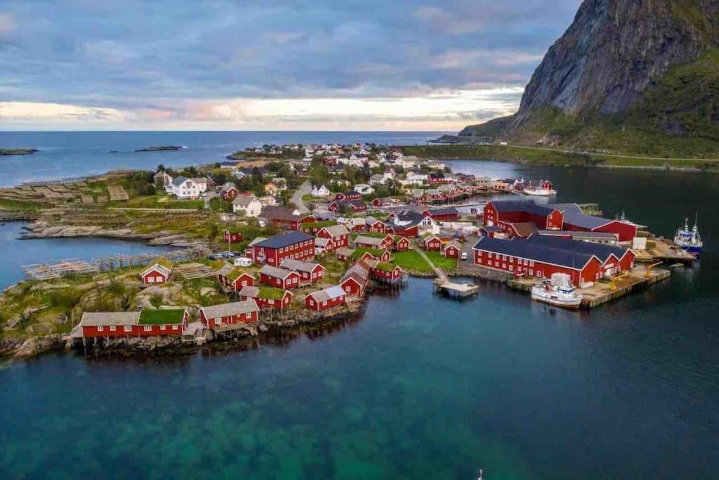 Reine Front View - Mountain & Seaview Villa Bagian luar foto