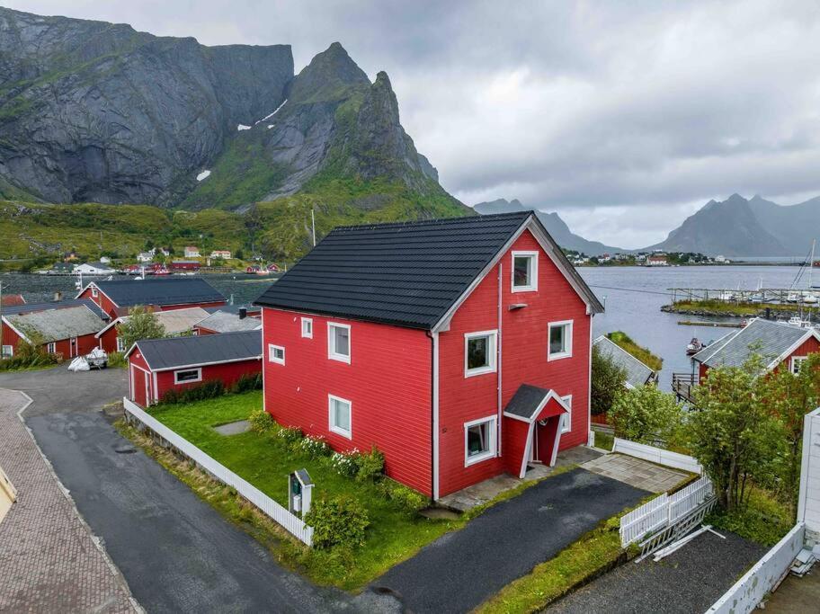 Reine Front View - Mountain & Seaview Villa Bagian luar foto