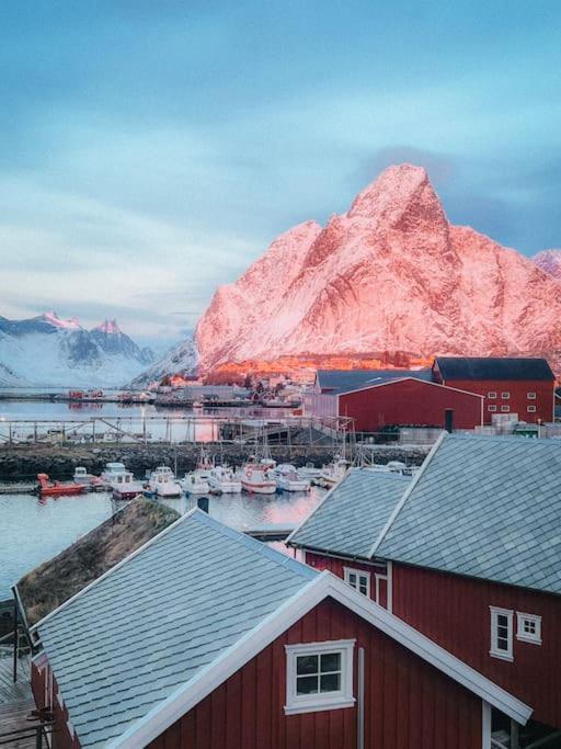 Reine Front View - Mountain & Seaview Villa Bagian luar foto